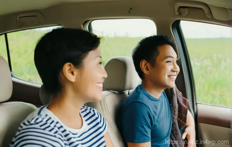 하이킹 중 멀미 예방 및 대처법 - Natural Comfort on a Gentle Journey**

A close-up, warm-toned photograph capturing a person's hands ...